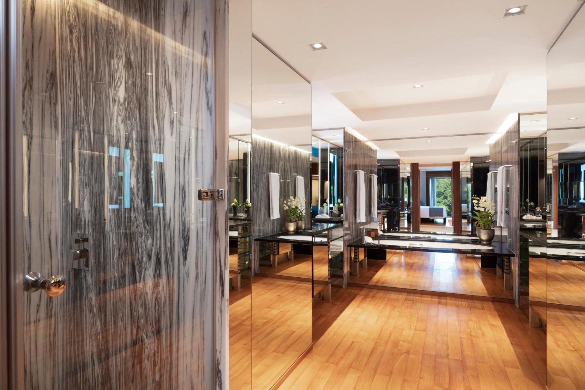 Club King Room with Balcony
