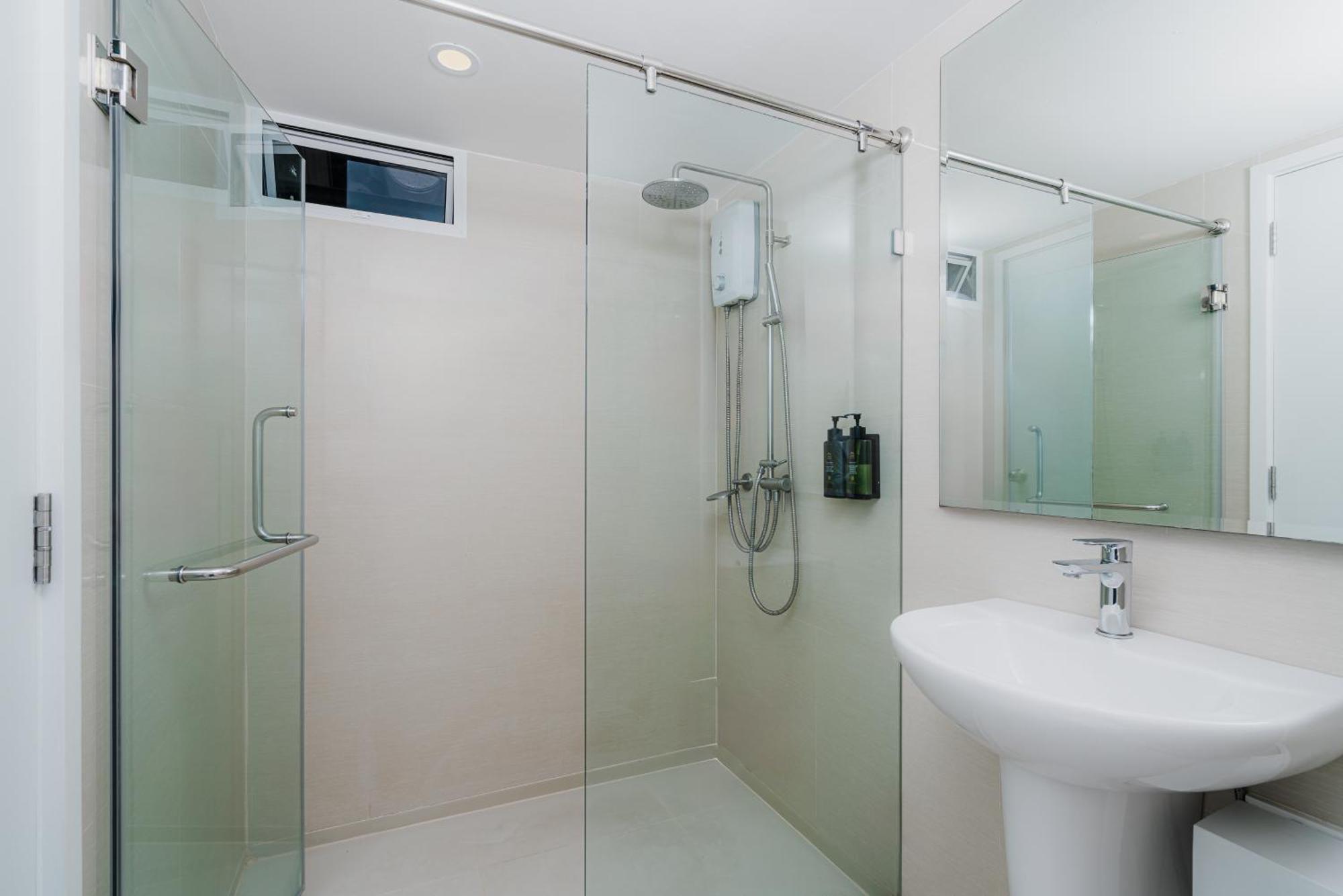 Deluxe Two-Bedroom Suite with One Queen Bed and Two Single Beds - Duplex/Poolside