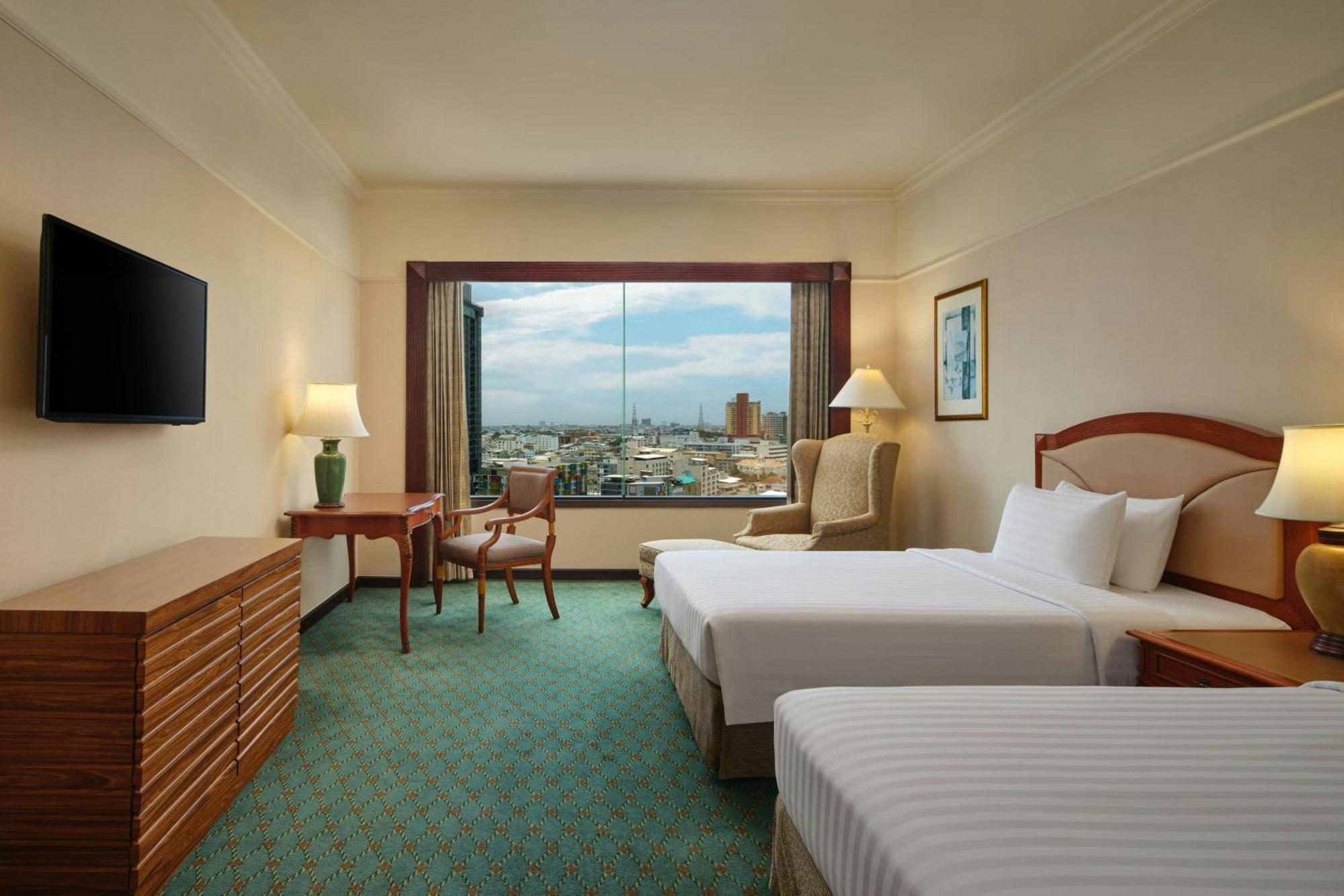 Deluxe Room Two Twin Beds City View