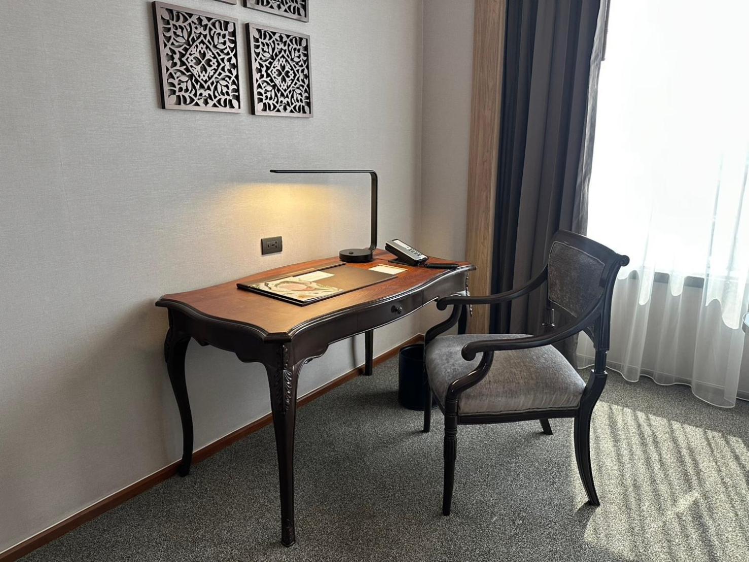 Deluxe Room Two Twin Beds City View