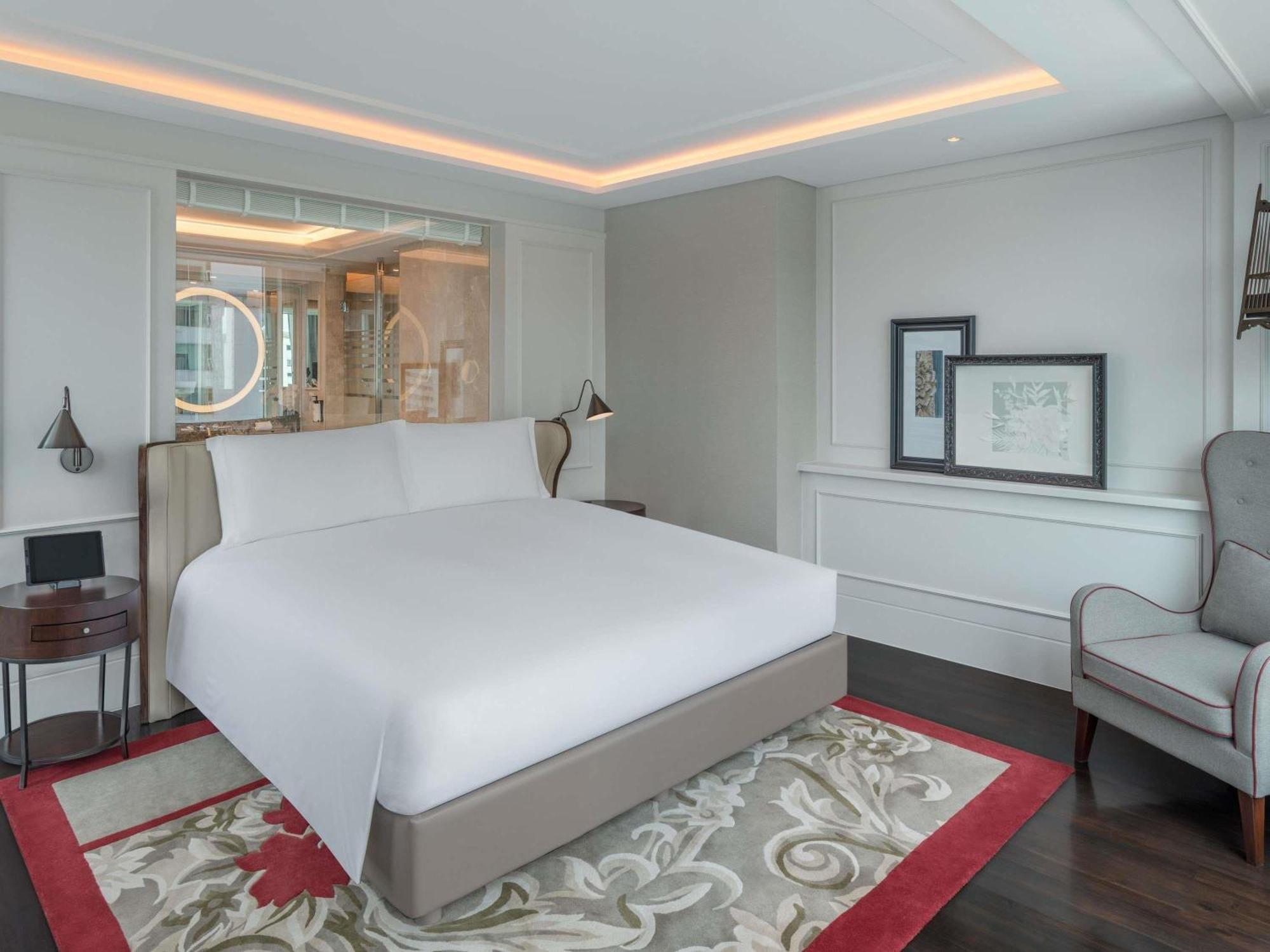 Junior Suite King Bed Club Millésime Access