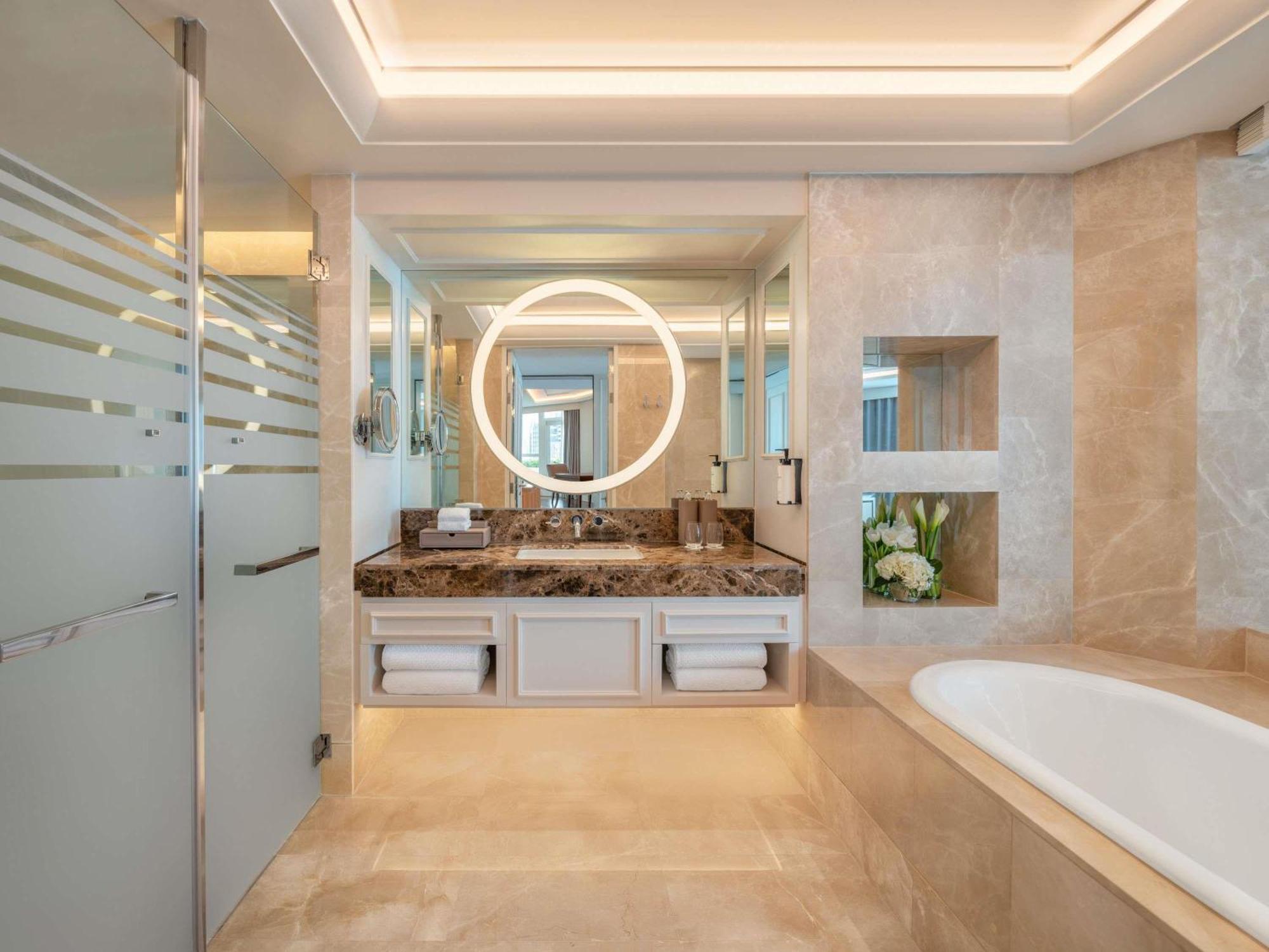 Legendary Suite King Bed Club Millésime Access