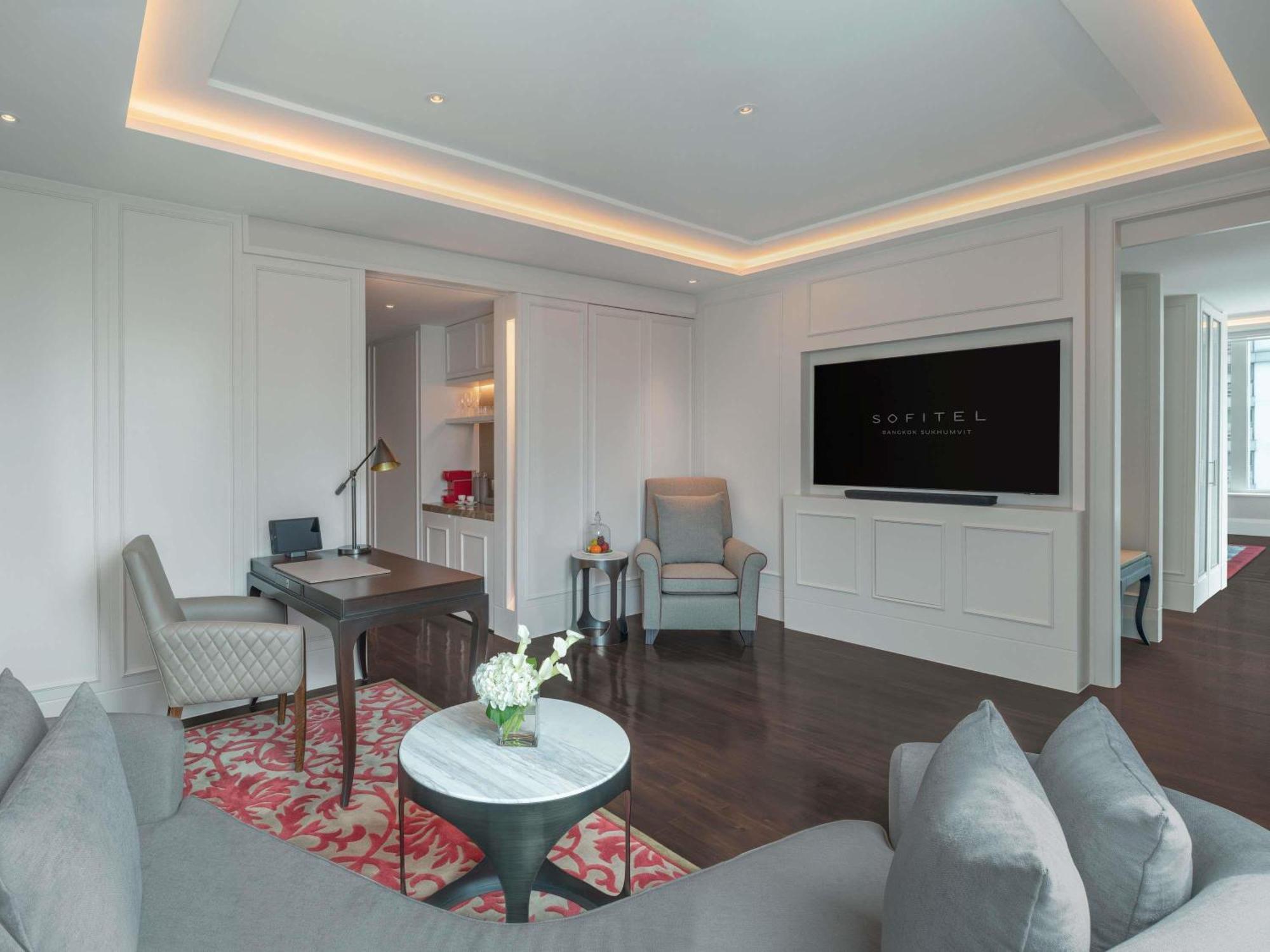Junior Suite King Bed Club Millésime Access