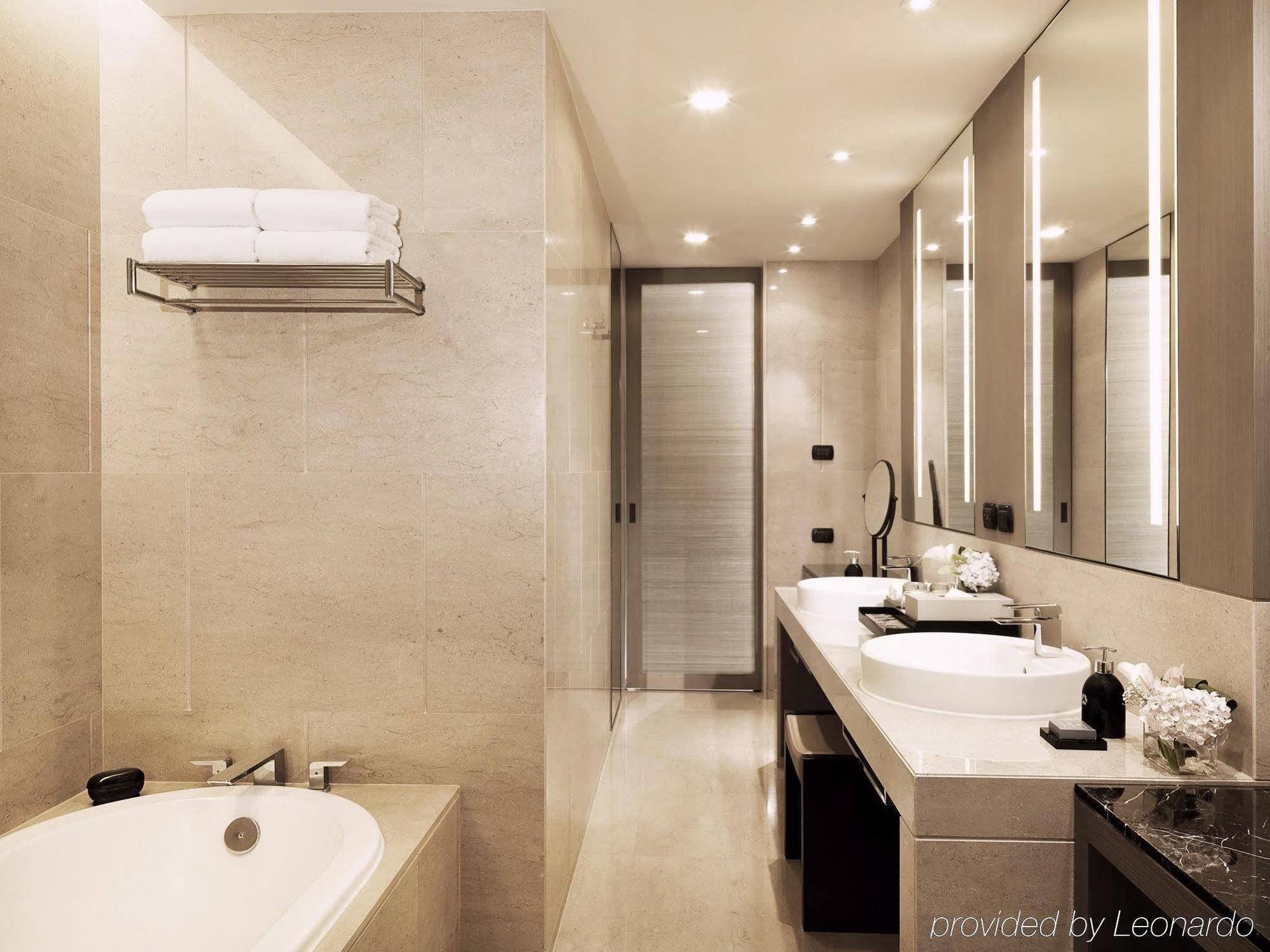 Deluxe Suite – Club Lounge access