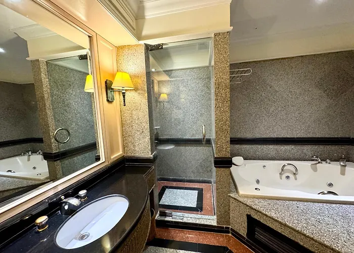 Royal Benja Hotel - Big Rooms, Family Friendly Bangkok